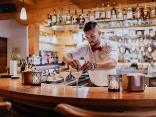 riederalm_barkeeper_(c)the-creating-click