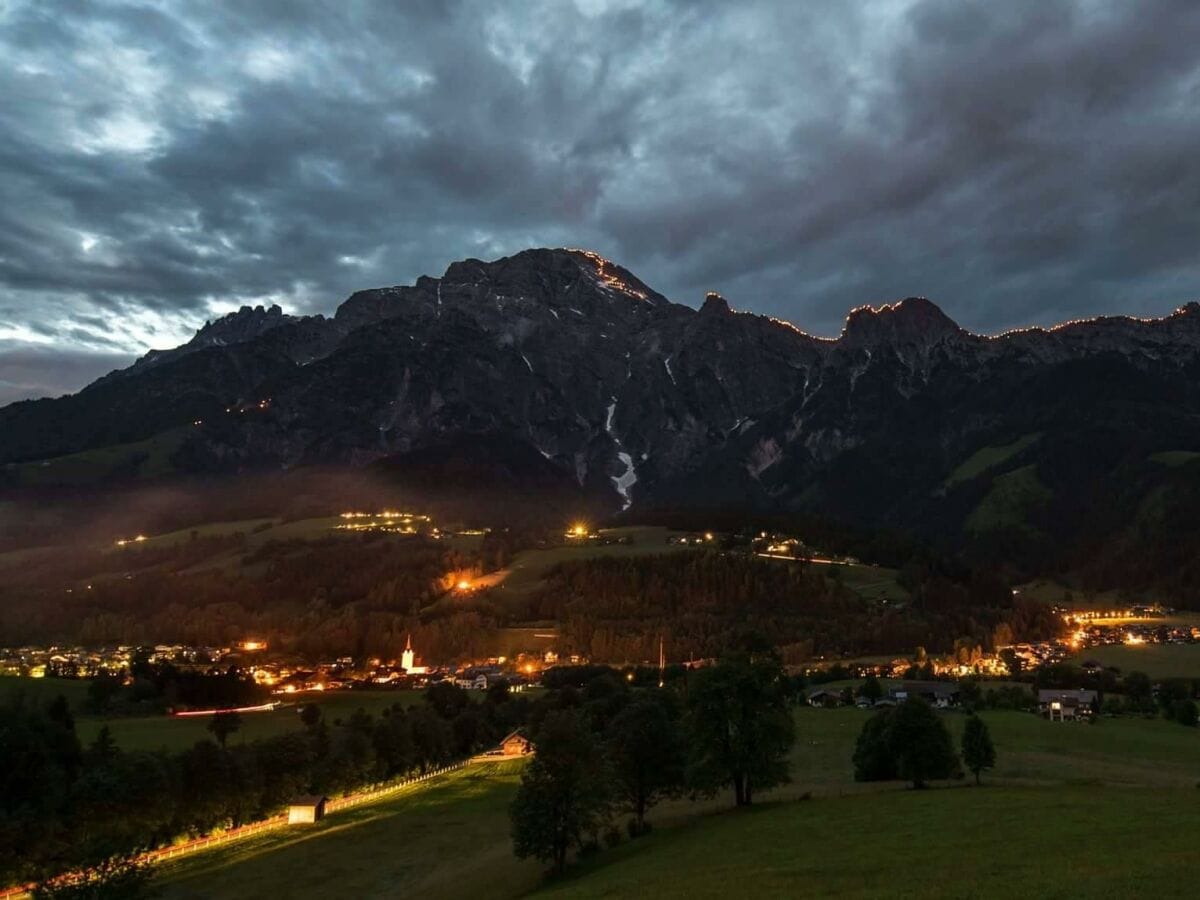 Sonnwend-Feuerbrennen