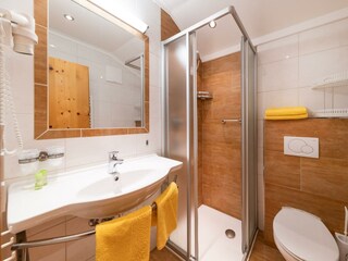 Bäder in Doppel- und Dreibettzimmer