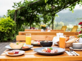 Frühstück_Terrasse_Das_Stoaber_Leogang