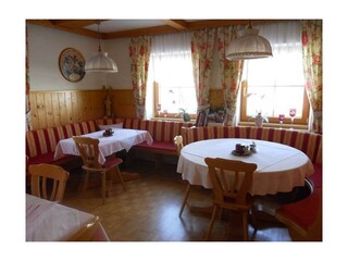 sonniger Fruehstuecksraum