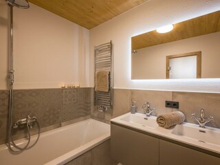 Badezimmer Chalet mit Badewanne