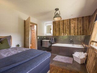 Romantik Schlafzimmer mit Badewanne & Waschtich