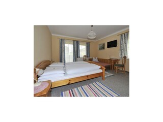 geräumiges Dreibettzimmer