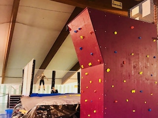 boulderwand-hotel-basekamp-the-cage