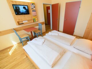 doppelbett-appartement-jufa-hotel-lungau-xlarge-tv