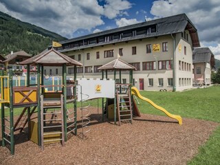 hotelansicht-jufa-hotel-lungau-kletterburg-sommer-