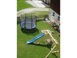 Spielplatz vor dem Haus