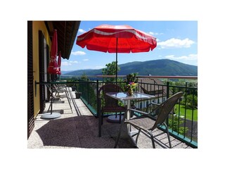 Balkon mit Tisch und Sessel