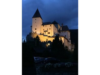 Burg Mauterndorf bei Nacht