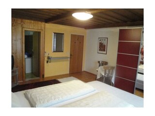 Mehrbettzimmer 4 mit Badewanne