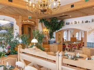 Speisesaal & Blick in die Poststube