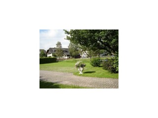 großer Garten mit Gartengrill