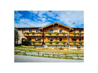 Frontal vom Lärchenhof Tag