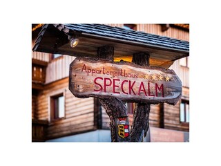 Nahaufnahme Schild hinten Speckalm