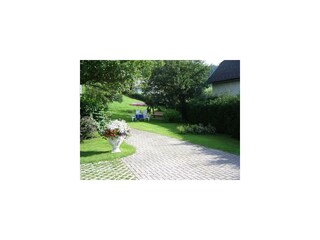 großer Garten mit Liegewiese