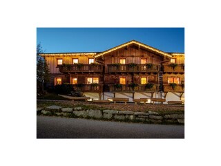 Frontal vom Lärchenhof abend