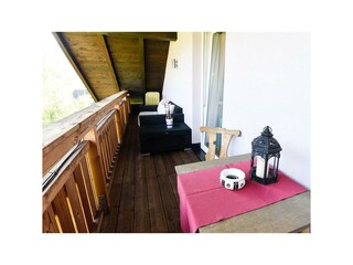 Balkon mit Sitzgarnituren