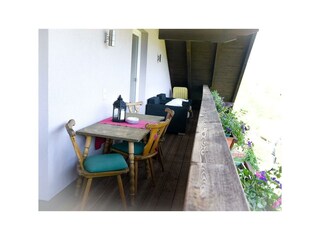 Balkon mit Sitzgarnituren