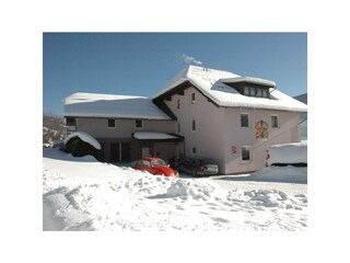 Winterhausansicht mit Parkplatz