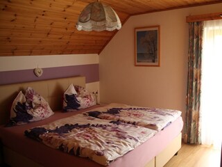 Schlafzimmer ( Jugend- Reisegitterbett vorhanden)