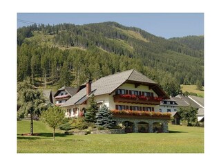 Gästehaus Trattner mit Sicht auf den Hollerberg