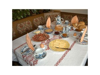 reichhaltiges Frühstücksbuffet im Frühstücksraum