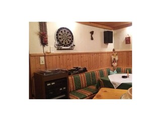 Kellerbar mit Dart und Plattenspieler