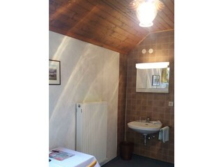 Einzelzimmer mit Waschbecken