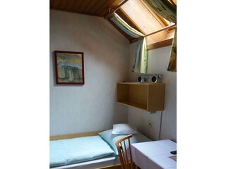 Einzelzimmer mit Dachflächenfenster