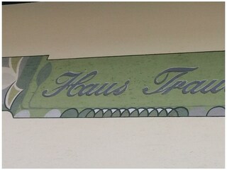 Schriftzug am Haus Traudi