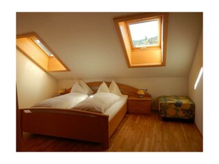Schlafzimmer 1