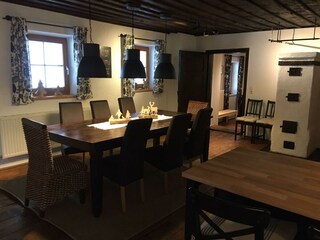 Gemütliche Küche mit Tisch