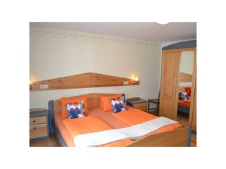 Schlafzimmer2 (mit anschl. Bad & WC)