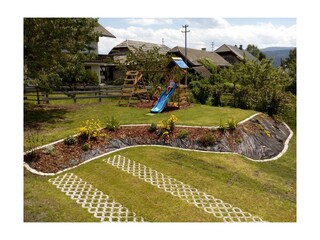 Garten und Parkplatz