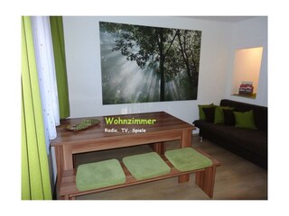 Esstisch und Wohnzimmer