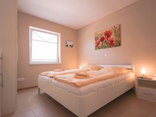 Schlafzimmer mit Doppelbett