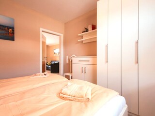 Schlafzimmer mit großem Schrank