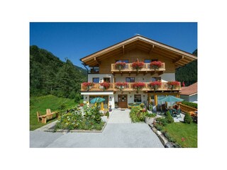 Appartementhaus Stockinger im Sommer