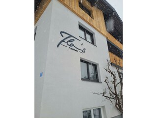 Flo's Apartment Logo