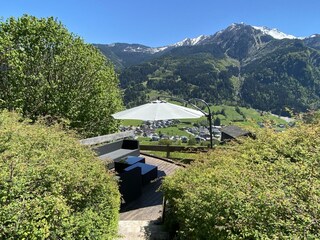 Lounge Terrasse Erdgeschoss mit Bergblick
