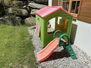 Kinderspielhaus und Rutsche