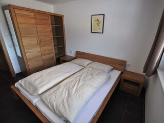 Schlafzimmer mit Doppelbett und Kleiderschrank