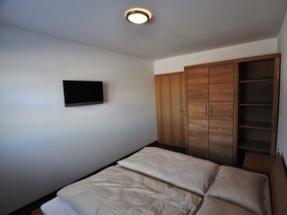 Schlafzimmer mit Kleiderschrank
