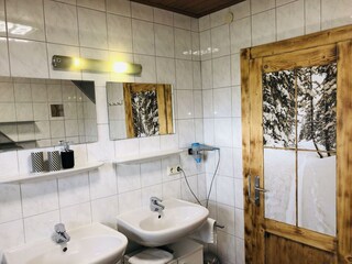 Badezimmer mit WC und Dusche