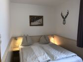Schlafzimmer mit Doppelbett