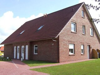 Frontansicht des Hauses mit Garten