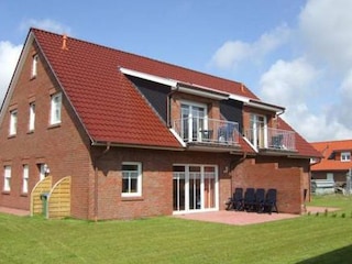 Rückansicht des Hauses mit gepfegtem Rasen