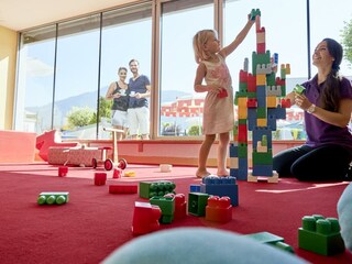 4113-kinderbetreuung-spielen-lego-eltern-hintergru