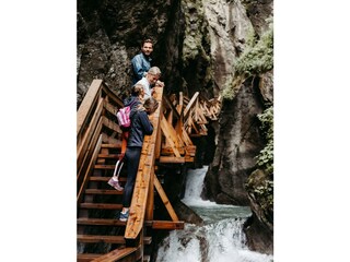 10004-herbst-klamm-wandern-familie-amiamo